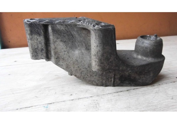Кронштейн кріплення двигуна правий Renault Master II 2.5 d, 2.8 dti, 7700308752